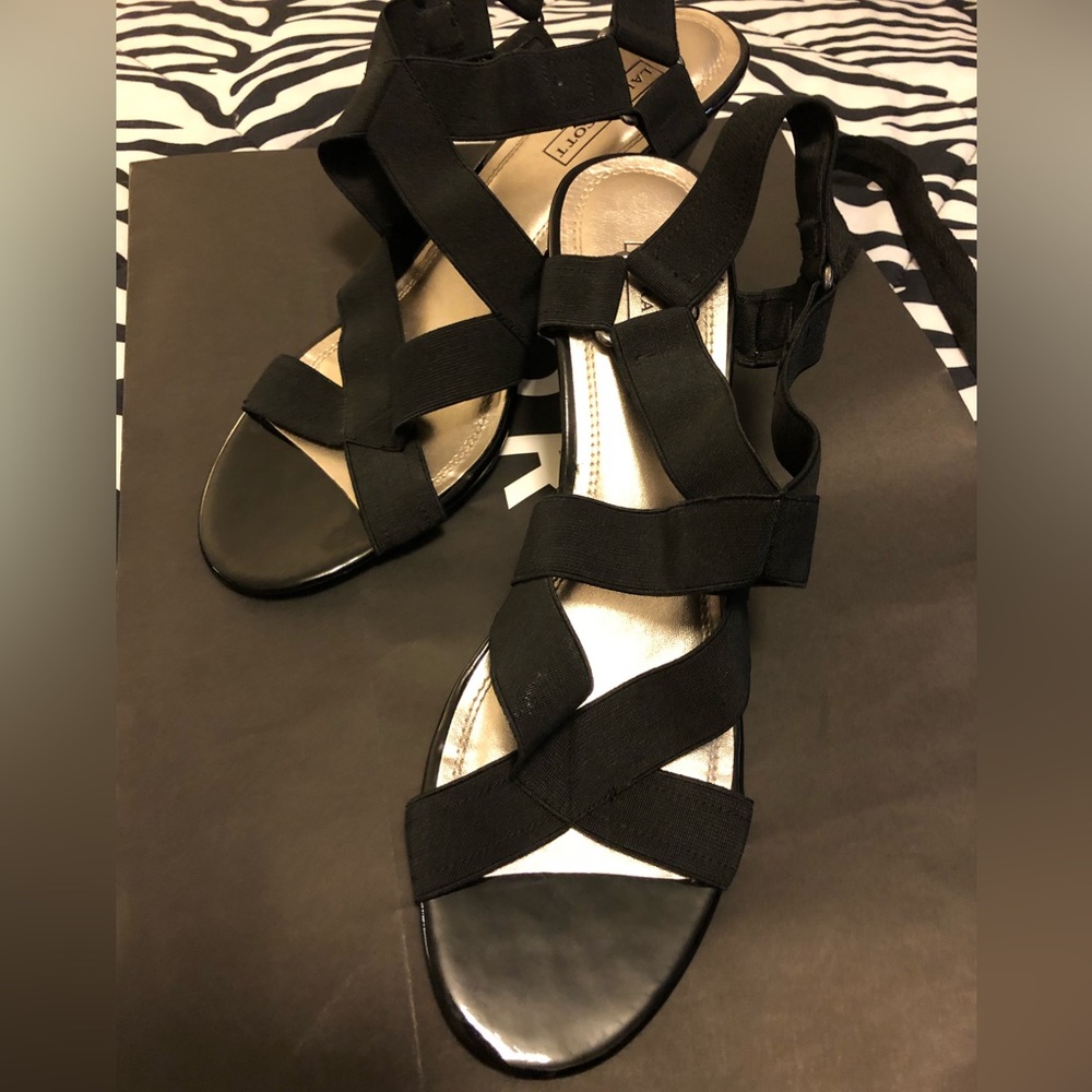 Laura Scott sz 11 black patent strappy wedges